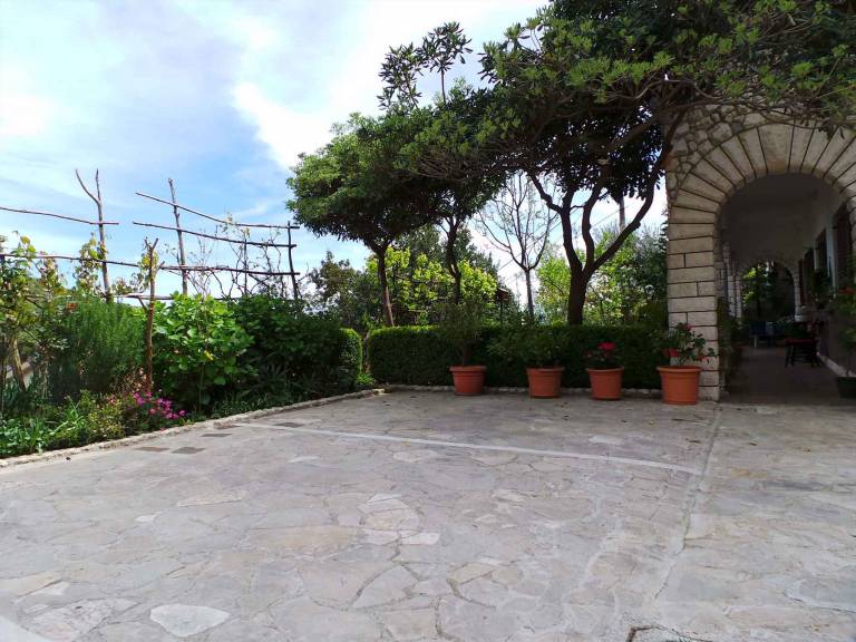 Holiday apartment with barbecue, terrace & yard — photo 4