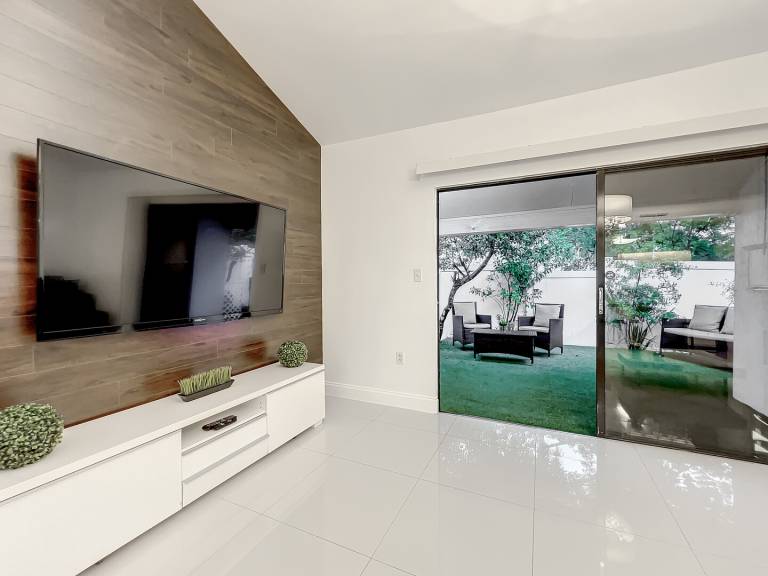 Rental apartment with pool & patio — photo 3