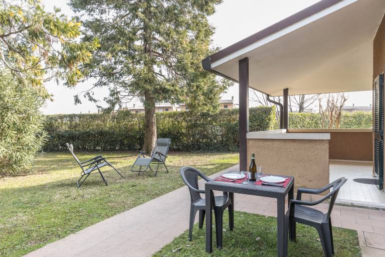 Apartment with fast internet, pool & garden | Garden view — photo 5