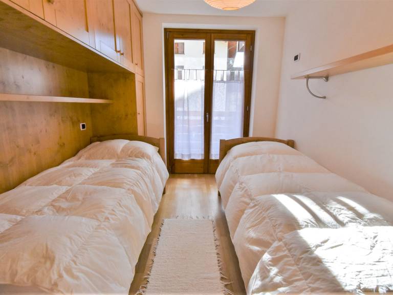 Apartment with patio & garden | Mountain view — photo 4