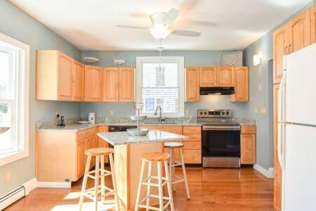 Fully equipped spacious vacation home with yard & grill | Close to the beach | Pets are welcome — photo 3