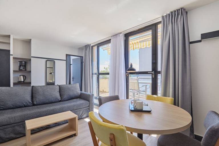 Condo with pool & terrace | City view — photo 2