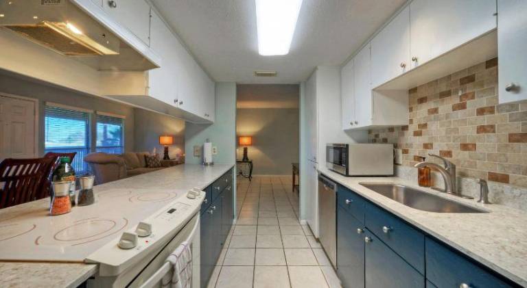 Apartment with pool — photo 4