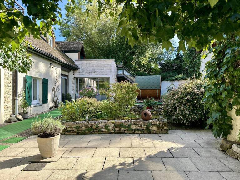 Air-conditioned rooms with sauna, pets allowed, private parking in Beaune