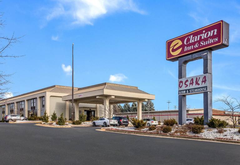 Clarion Inn & Suites Grand Rapids Airport — photo 2