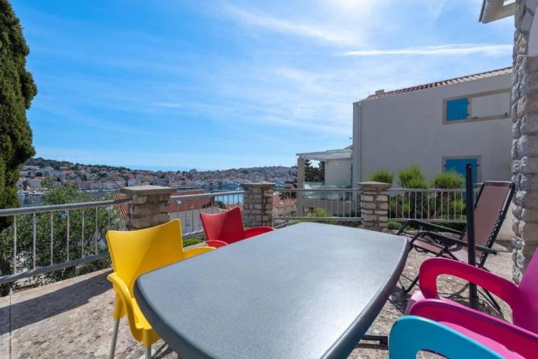 Rental apartment with garden & terrace | Sea view | Dogs allowed in Mali Losinj