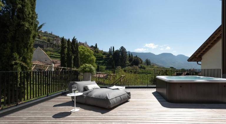 Holiday apartment with garden, jacuzzi & patio — photo 3