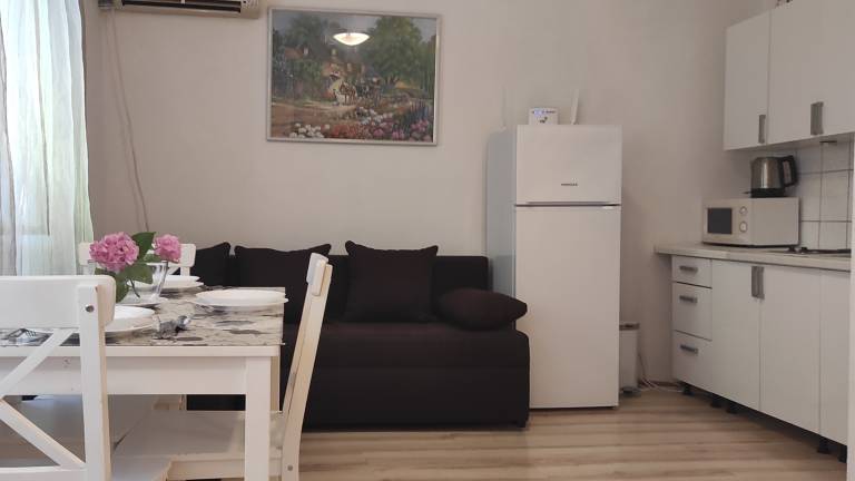 Apartment with patio — photo 3
