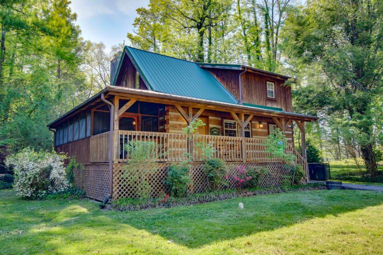Family-oriented vacation home with fast internet, sauna & BBQ | Pet-friendly in Gatlinburg, TN