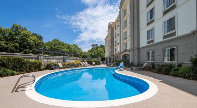 La Quinta Inn & Suites by Wyndham Raleigh Cary — photo 4