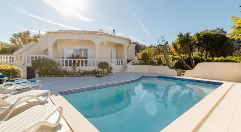 Lovely villa with pool | Pet-friendly in Lagos