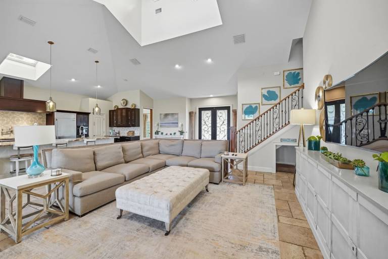 Family-friendly charming vacation home with BBQ, garden & private pool | Perfect for remote work | Pet-friendly — photo 2