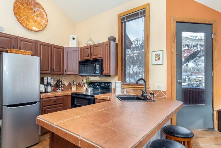 Condo with jacuzzi | Mountain view — photo 4