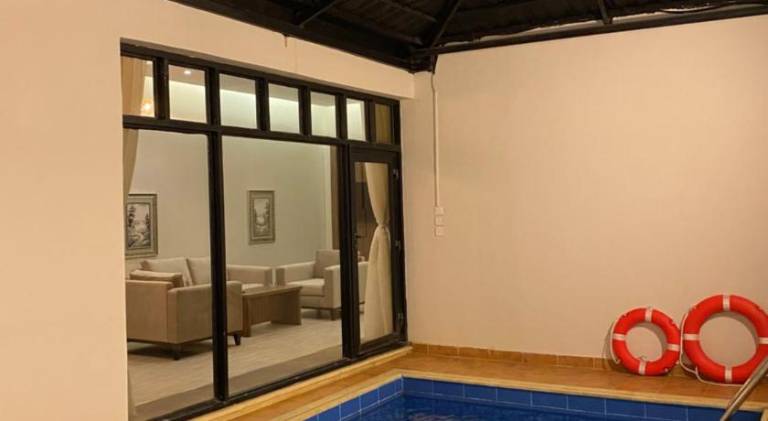 Chalet with yard, private pool & jacuzzi — photo 4