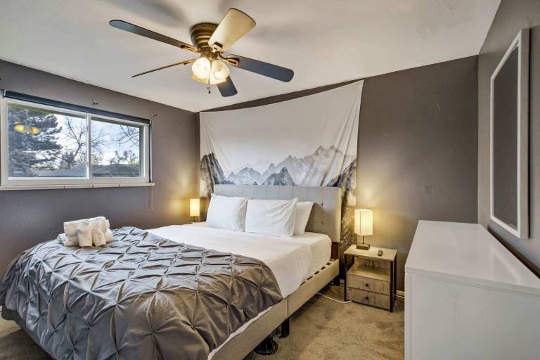 Spacious 3BR Home Sleeps 6 Near Denver Red Rocks — photo 4