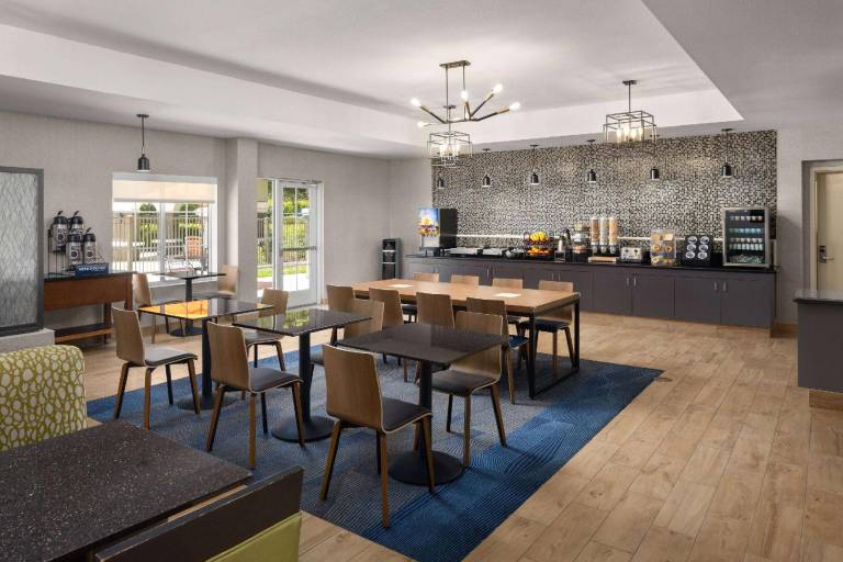 La Quinta Inn & Suites by Wyndham Santa Clarita — photo 4