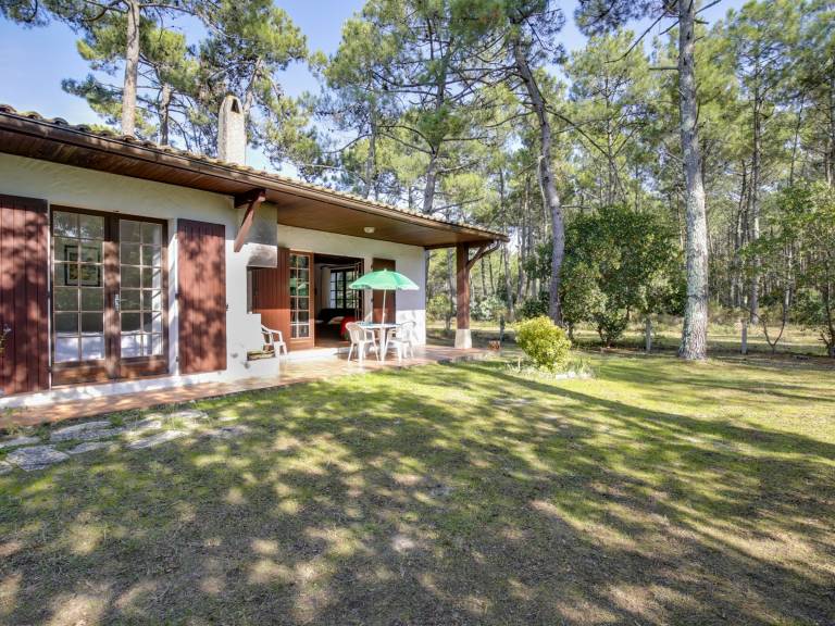 Vacation home with yard | Dogs allowed — photo 2
