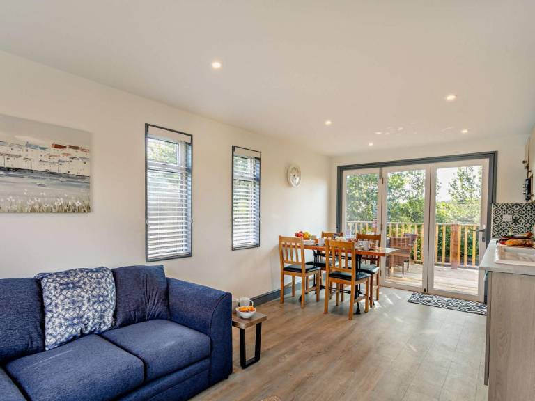 Fully equipped lovely lodge with grill, yard & hot tub | Pets allowed in Bideford