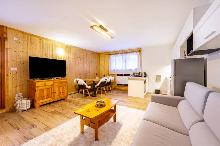 Fully equipped charming rental apartment with yard & fast internet | Mountain view | Pets are welcome — photo 2