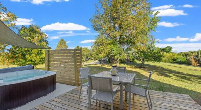 Vacation home with jacuzzi | Dogs allowed — photo 3