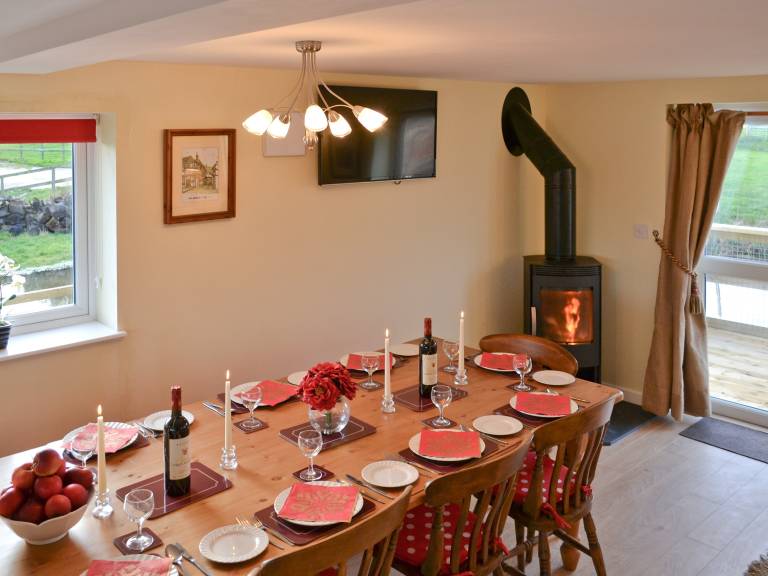 Cottage with yard, patio & barbeque | River view — photo 3