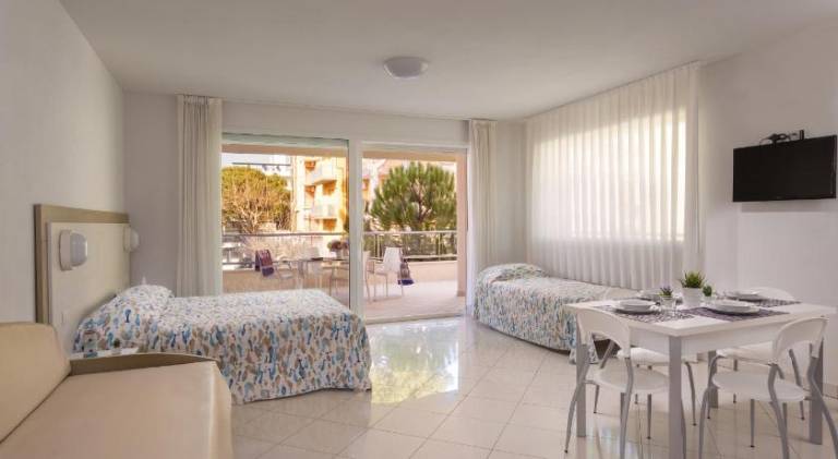 Serviced apartment with jacuzzi, yard & terrace — photo 2