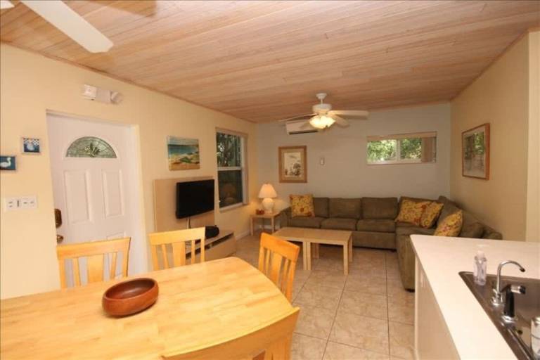 Cottage with patio & grill | Lake view — photo 4