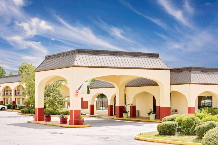 Days Inn & Suites by Wyndham Starkville — photo 2