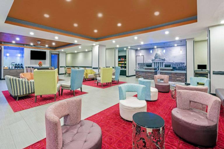 La Quinta Inn & Suites by Wyndham Guthrie — photo 2