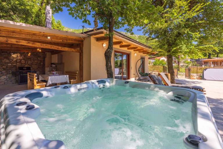 House with yard, hot tub & grill in Crikvenica