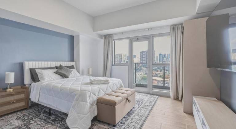 Serviced apartment with terrace & pool in Taguig