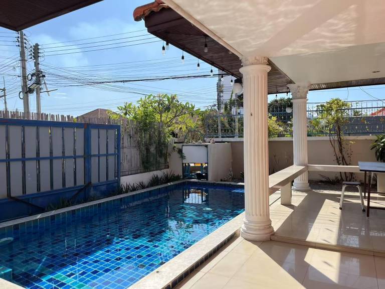 Big villa with jacuzzi, pool & grill | Close to the beach | Perfect for remote work | Pets are welcome in Pattaya
