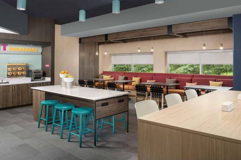 Tru by Hilton Charlotte Airport Lake Pointe — photo 3
