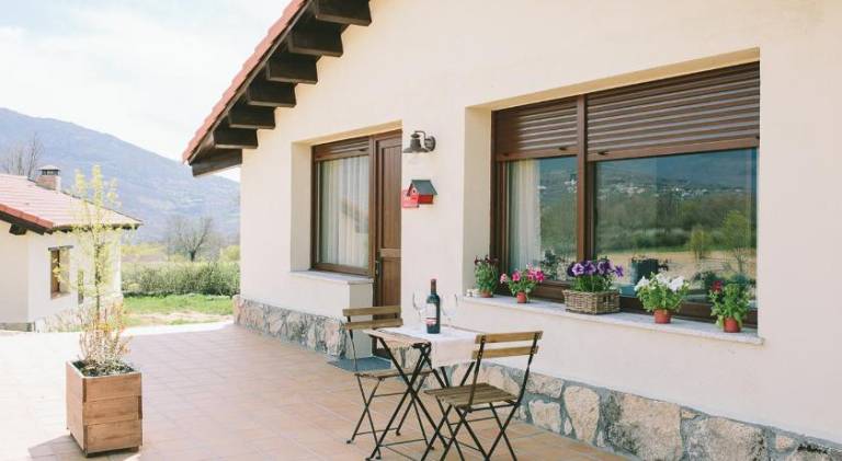 Vacation home with grill, terrace & yard — photo 3