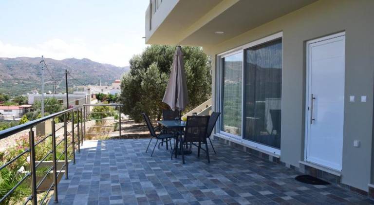 Apartment with terrace & yard — photo 3
