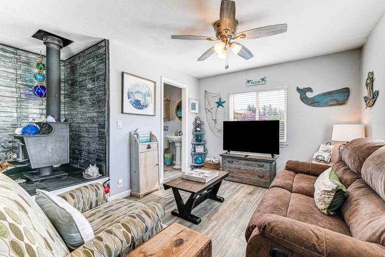 Updated Home 2 Mi to Beach in Crescent City! — photo 4