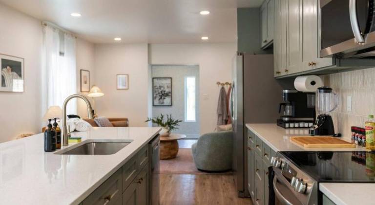 Stunning 2 BR - Parking and Walk to Park in Franklin, OH