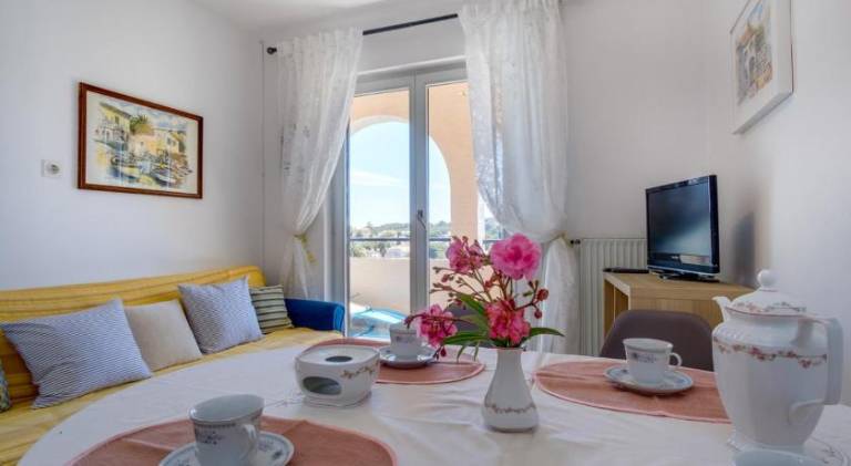 Holiday apartment with terrace & yard | Pet-friendly — photo 3