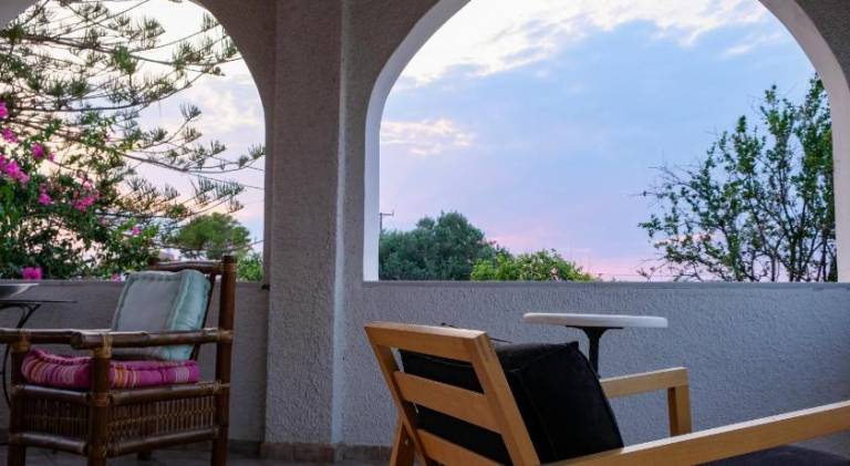 Vacation home with BBQ, patio & yard — photo 5