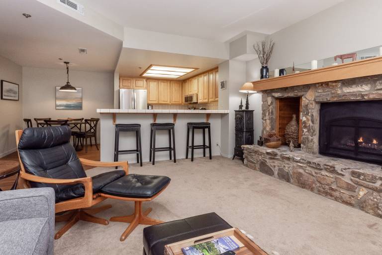 Condo with BBQ, sauna & pool | Mountain view — photo 4