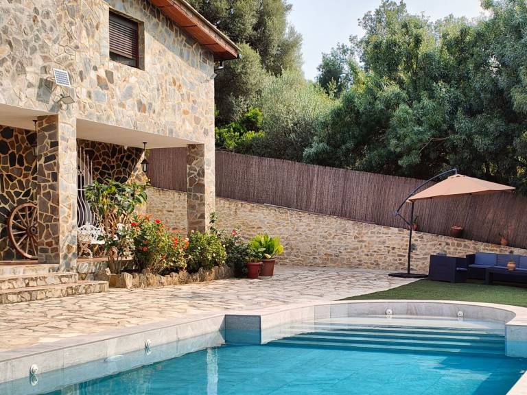 House with yard, private pool & patio — photo 2
