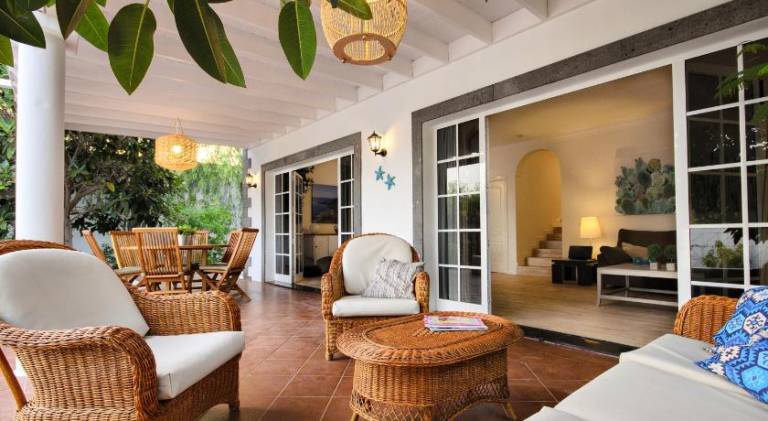 Villa with pool — photo 2