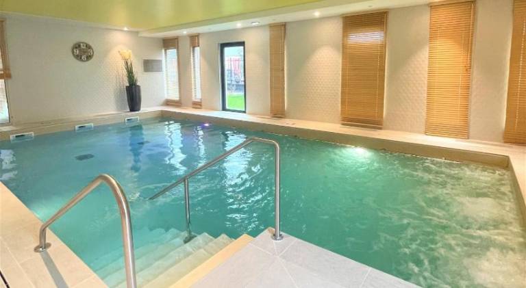 Serviced apartment with pool, patio & yard in Beauvais