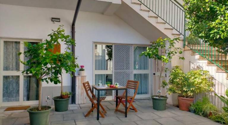 House with patio & garden — photo 4
