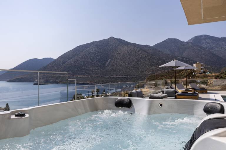 Villa with yard, terrace & private pool — photo 4