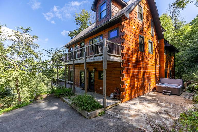 Rested Traveler - Pet Friendly log cabin with views, pool table & hot tub near Blowing Rock! — photo 3