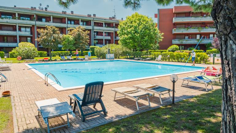 Rental apartment with patio, yard & pool | Lake view in Pozzolengo
