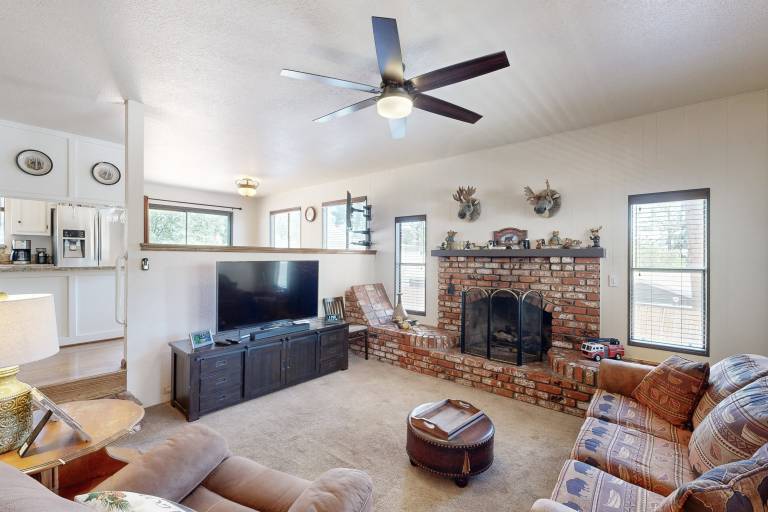 Lazy Bear Cabin Dog-friendly home with private hot tub, ping-pong, basketball & firepit — photo 4