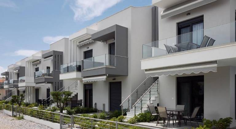 Apartment with terrace & yard — photo 3