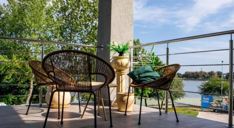 Holiday apartment with garden & patio — photo 4